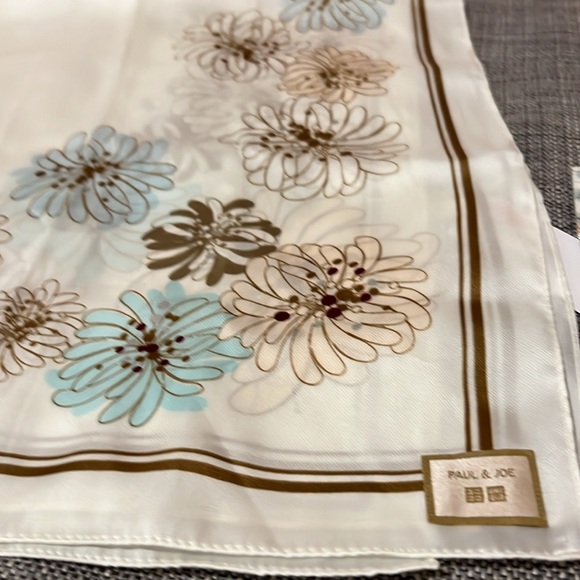 UNIQLO Japan PAUL and JOE Scarf Stole Ivory flower - Picture 2 of 3